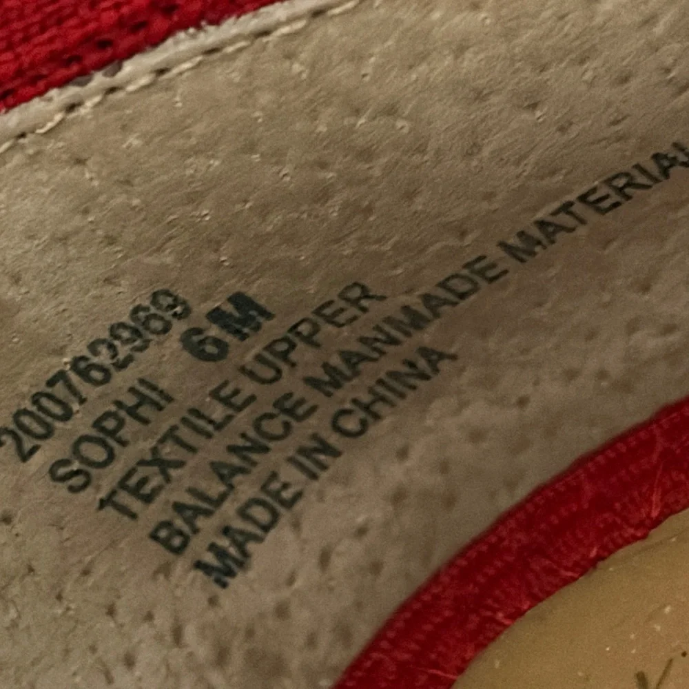 LIKE NEW! Women's Elly & Katie Red Fabric Mary Janes - 6 - Picture 8 of 11